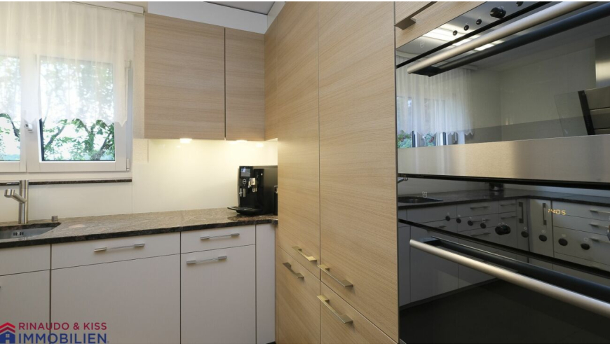 Moderne Einbauküche mit Holzfronten