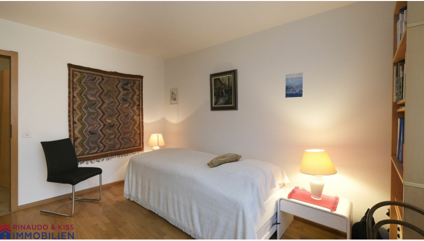 Schlichtes Schlafzimmer mit Einzelbett