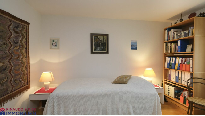 Schlafzimmer mit Bett und Regalen