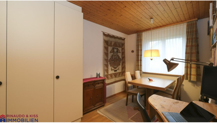 Arbeits- bzw. Esszimmer mit Holzdecke