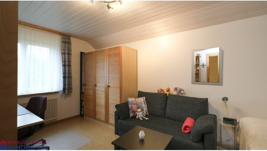 Wohnzimmer mit Sofa und Kleiderschrank