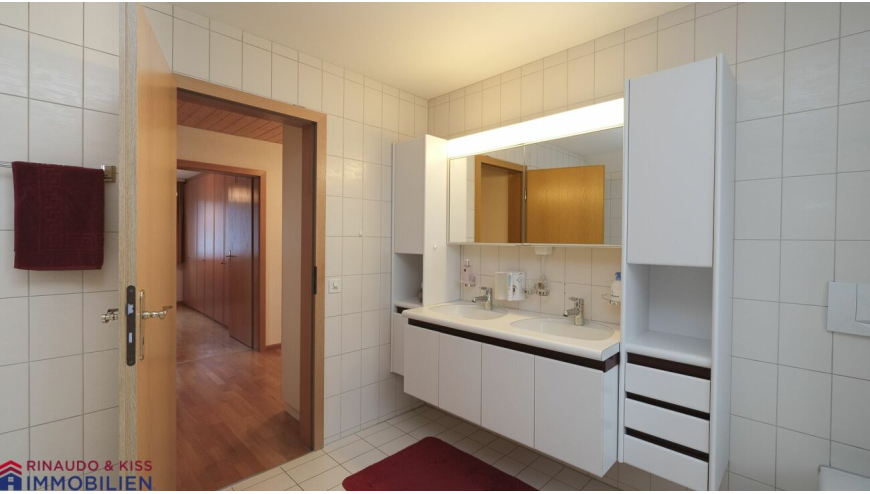 Badezimmer mit Doppelwaschbecken