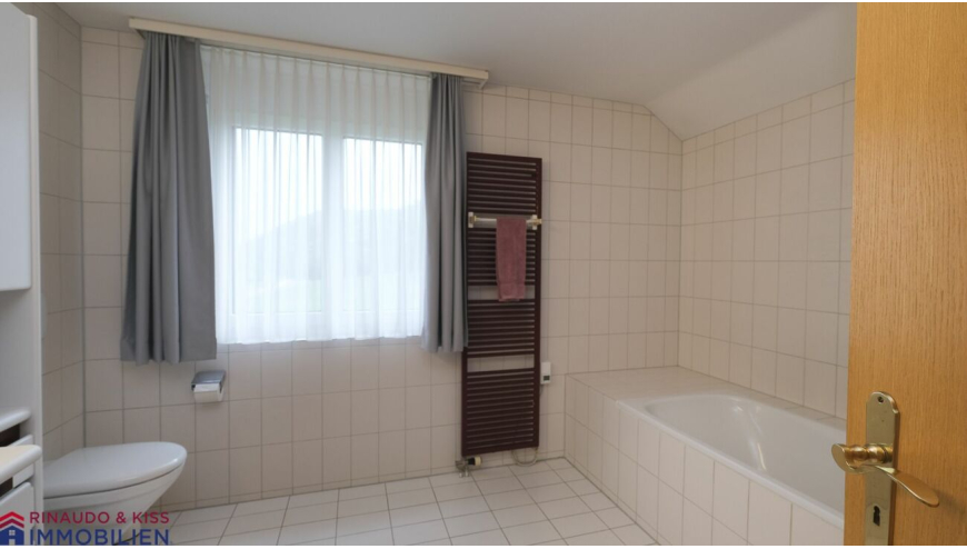 Badezimmer mit Wanne und Fenster