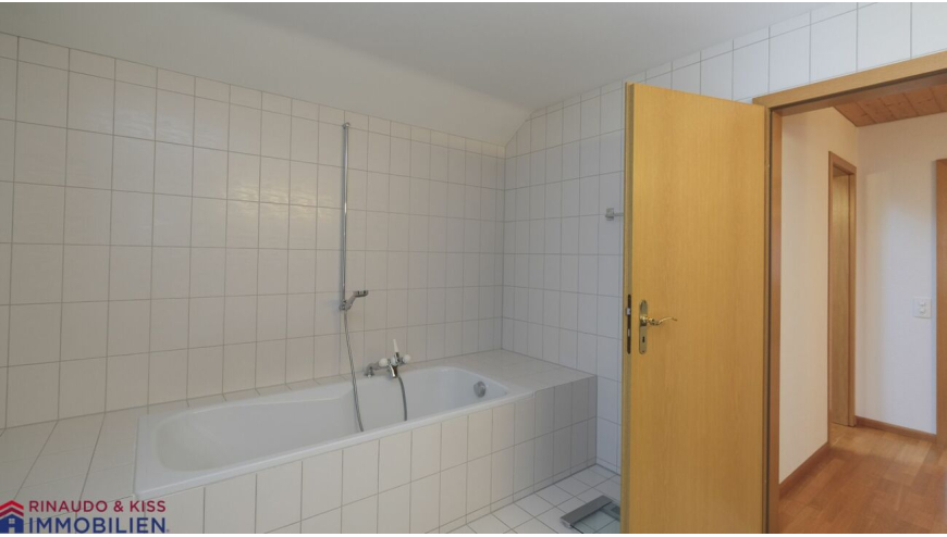 Badezimmer mit Wanne und Flurzugang
