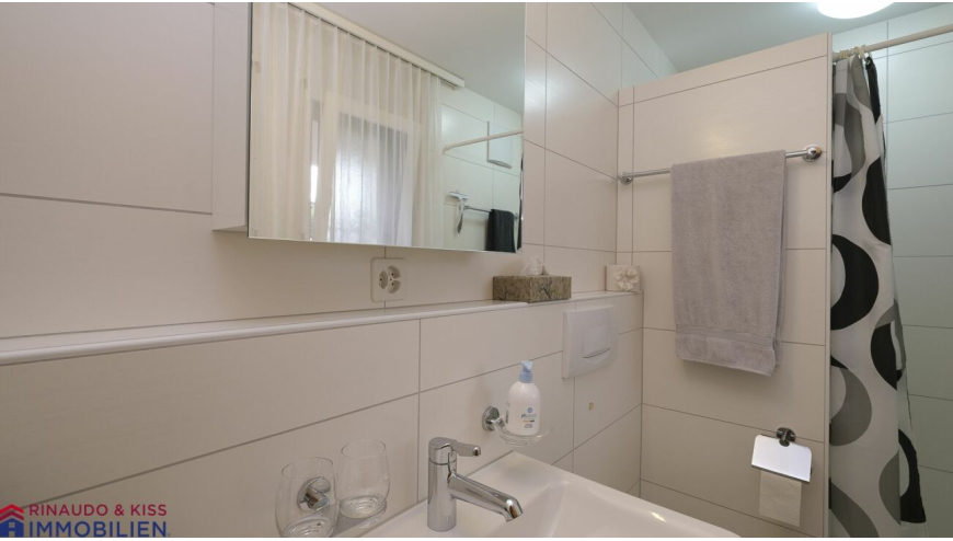 Modernes Badezimmer mit Dusche und Waschbereich