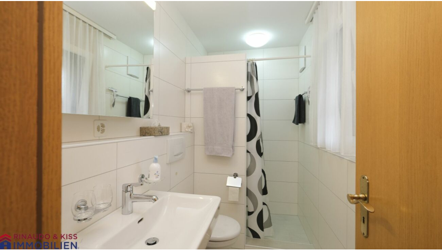 Kleines Badezimmer mit Dusche und Waschbecken