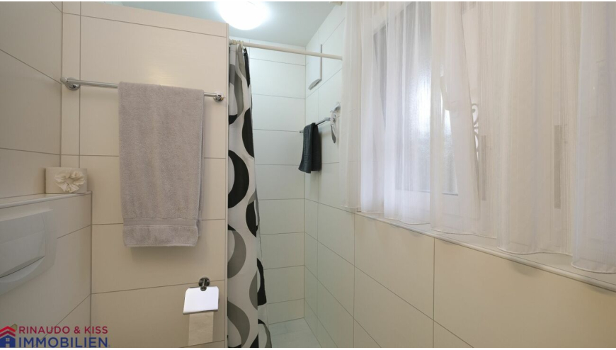 Kleines helles Badezimmer mit Duschvorhang