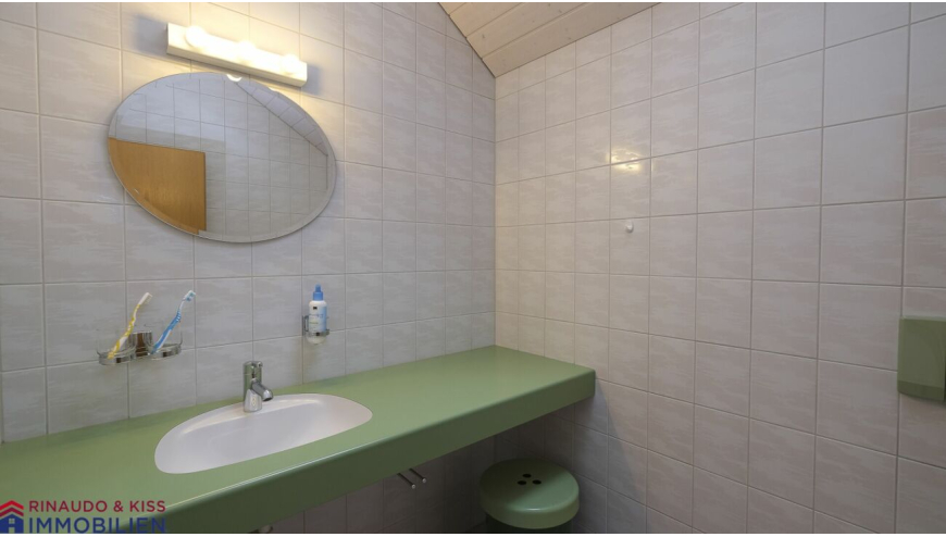 Gäste-WC mit grünem Waschtisch