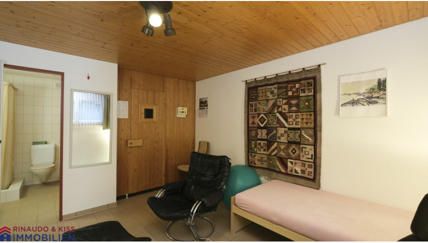 Kleiner Innenraum mit Holzdecke und Schlafbereich