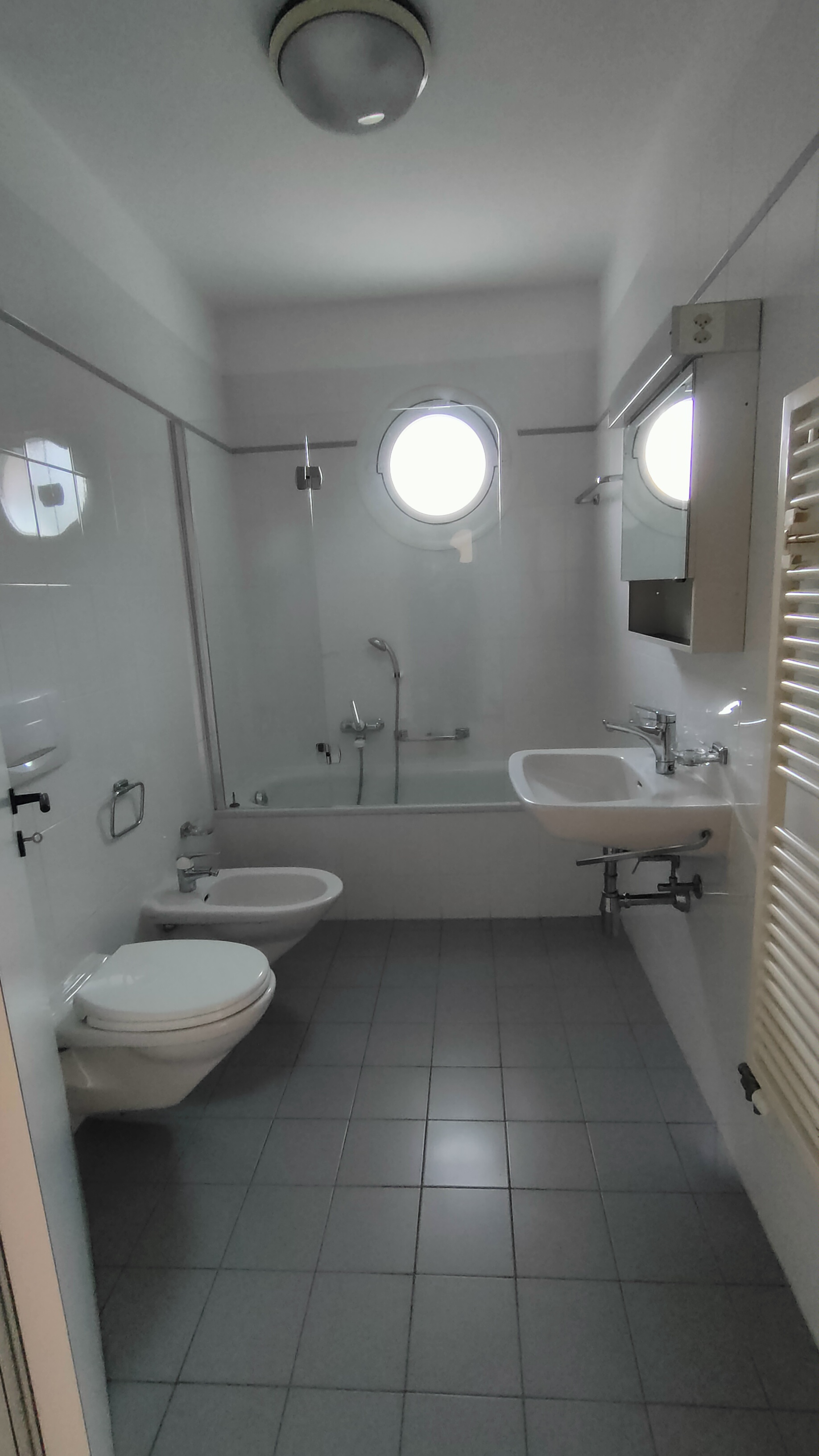 Badezimmer mit WC, Bidet und Badewanne