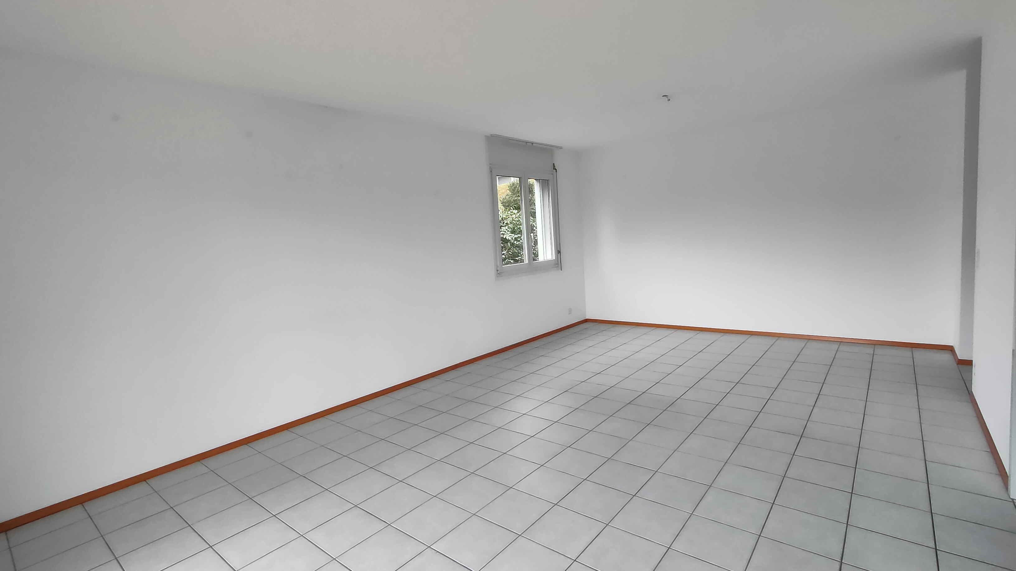 Leerer heller Raum mit Fliesenboden