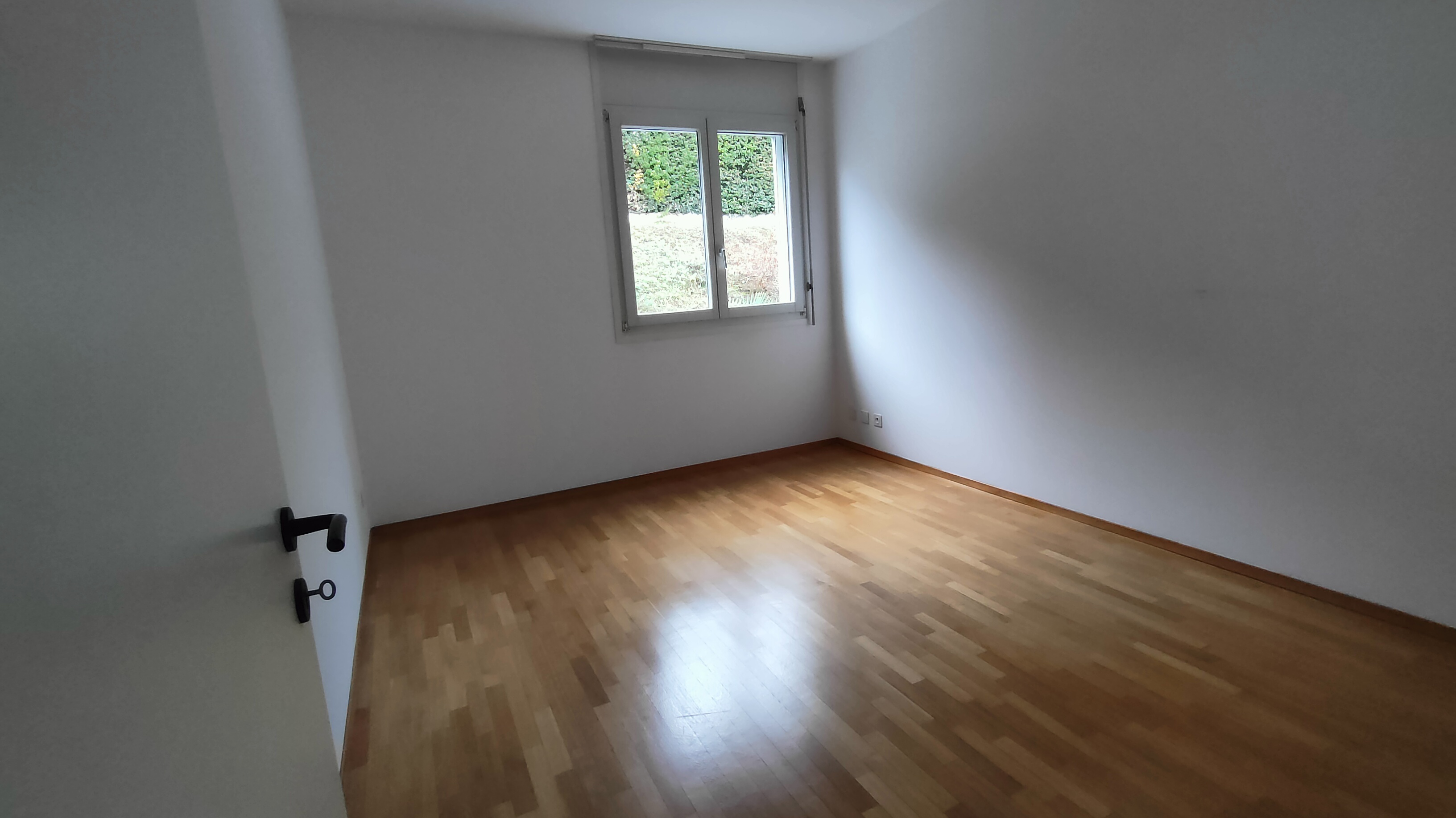 Leerer heller Raum mit Holzparkett