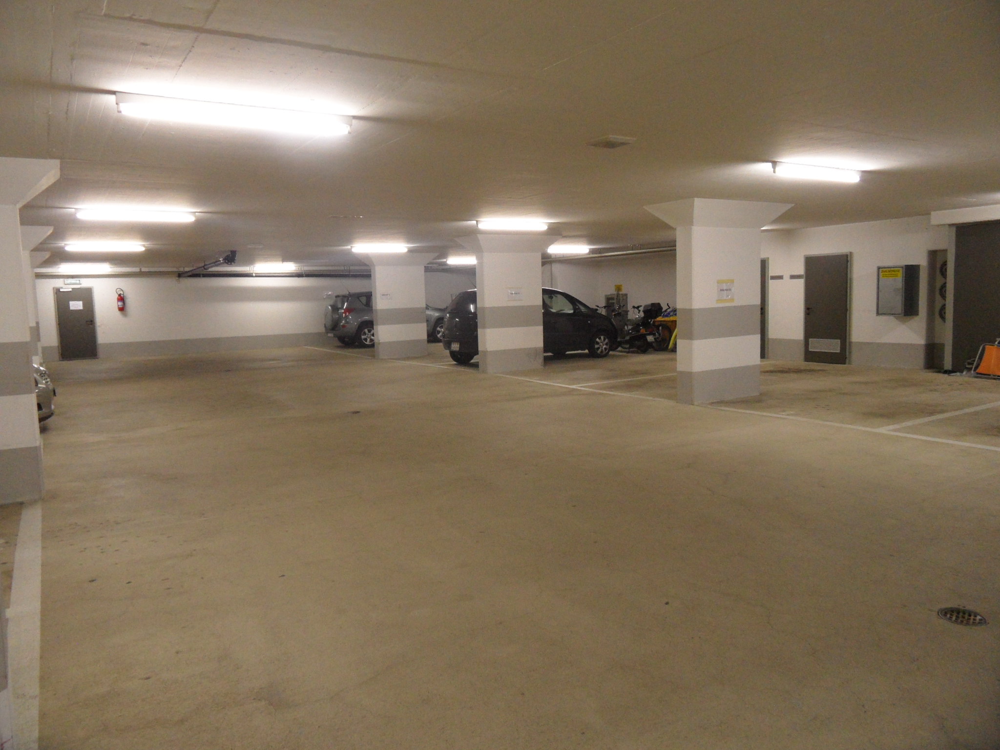 Tiefgarage mit Stellplätzen