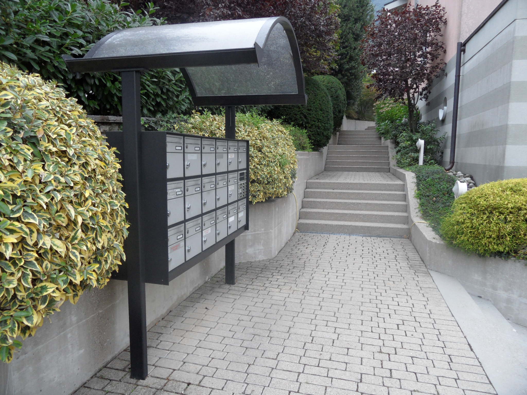 Außenbereich mit Briefkastenanlage und Treppenaufgang
