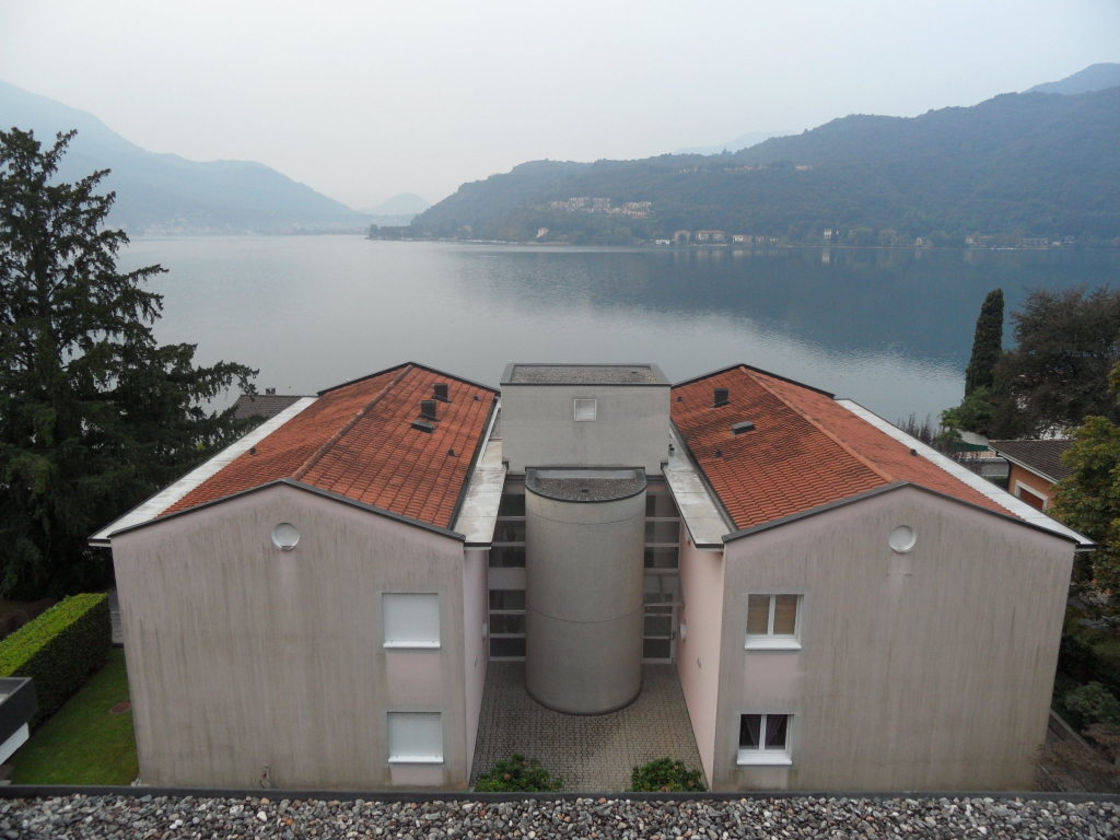 Seeblick auf ein modernes Wohngebäude
