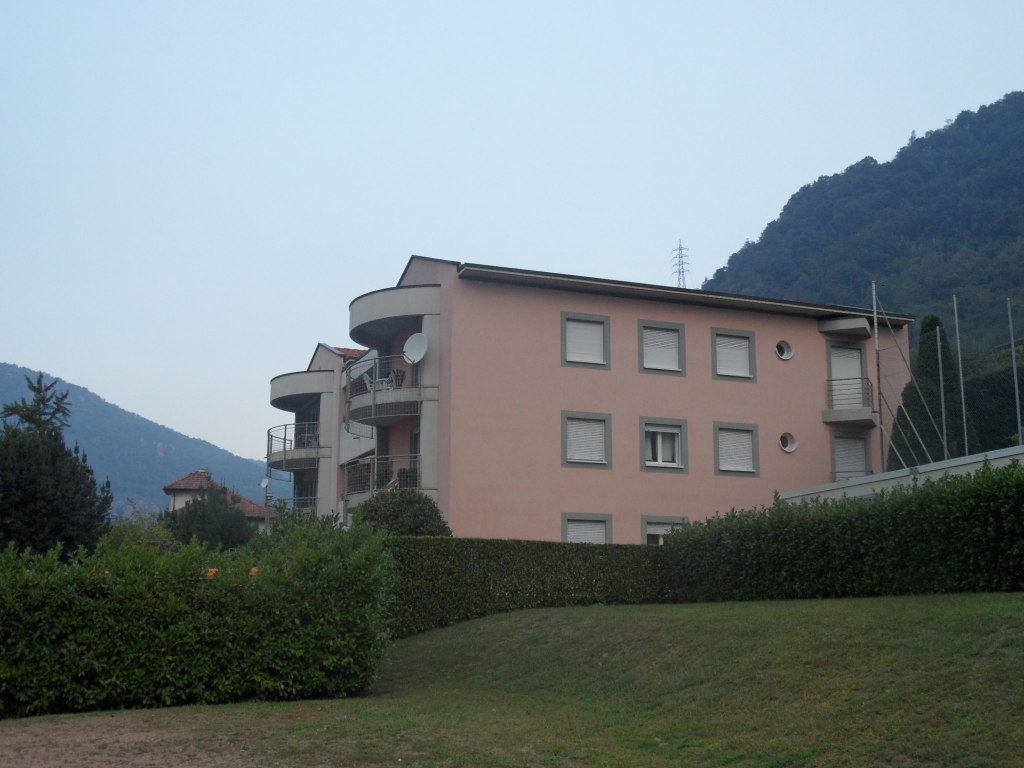 Mehrfamilienhaus mit Balkonen in Hanglage
