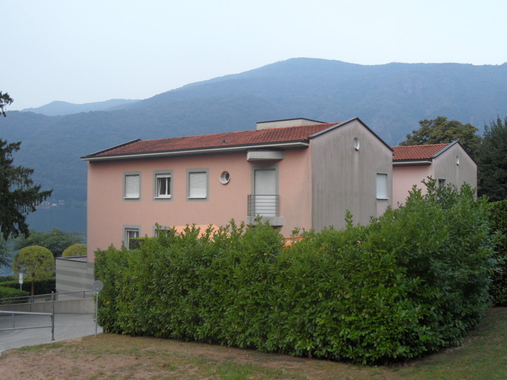 Haus mit Seeblick vor Bergen