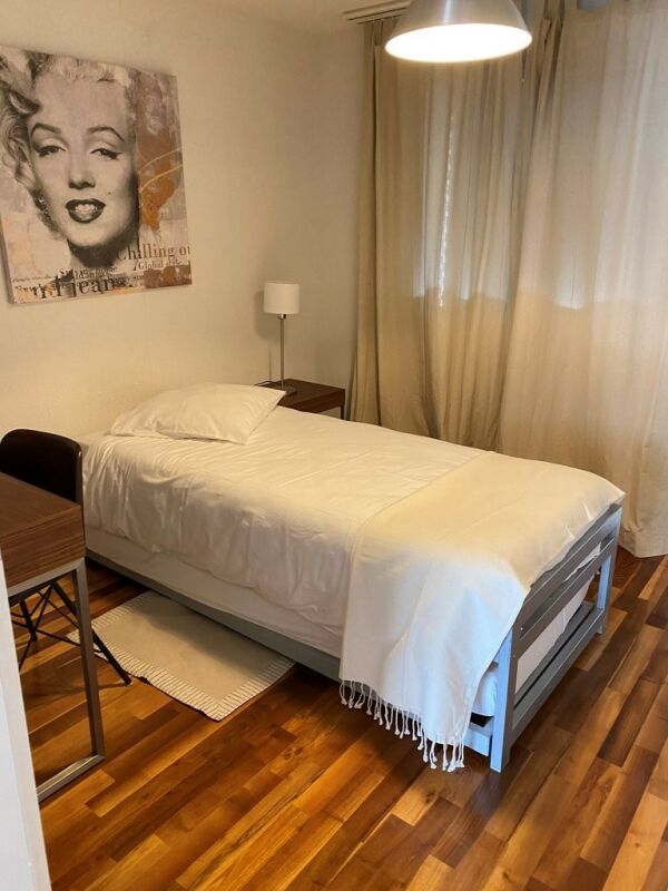 Kleines Schlafzimmer mit Einzelbett