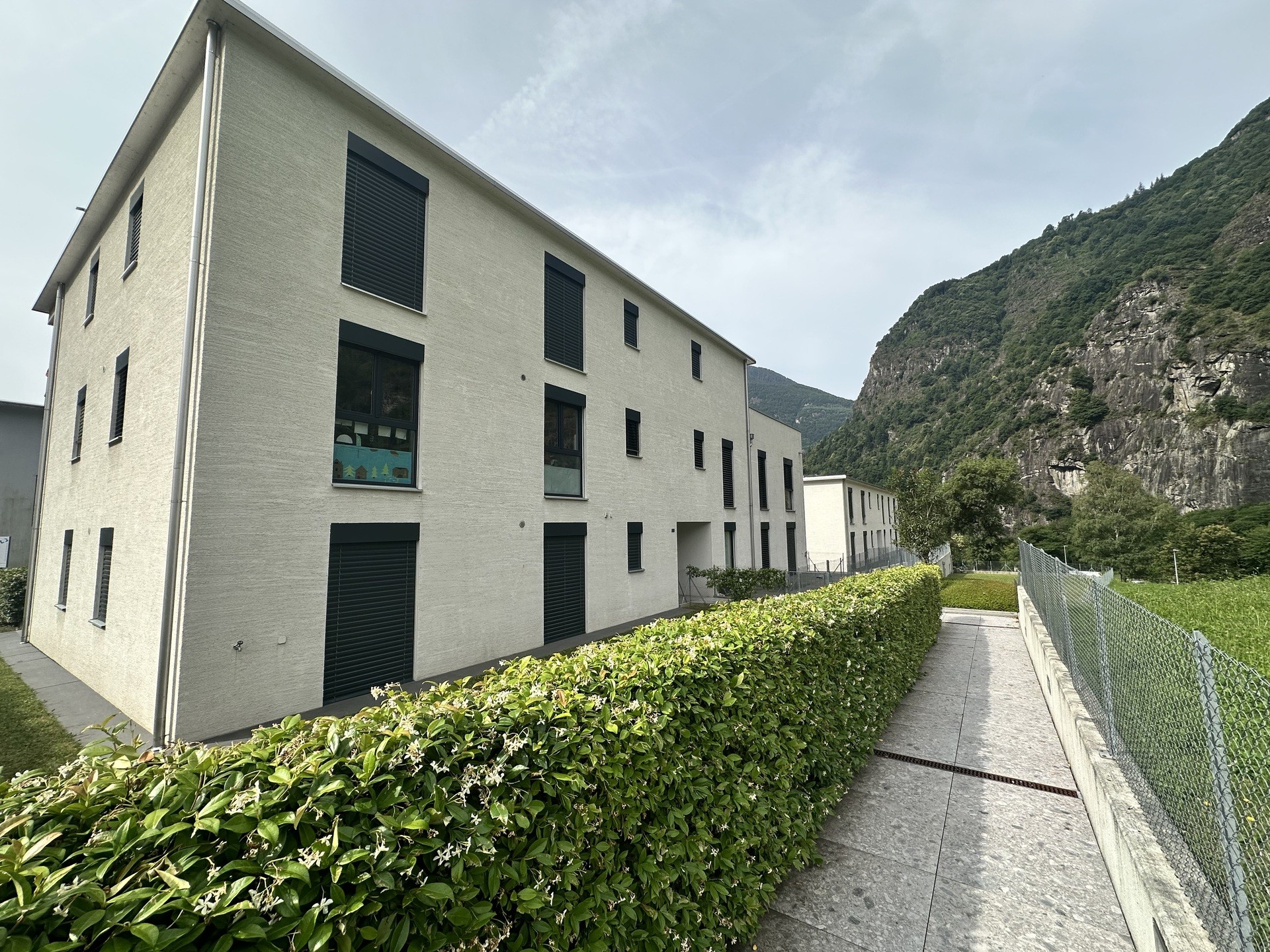 Außenansicht eines modernen Mehrfamilienhauses in Hanglage