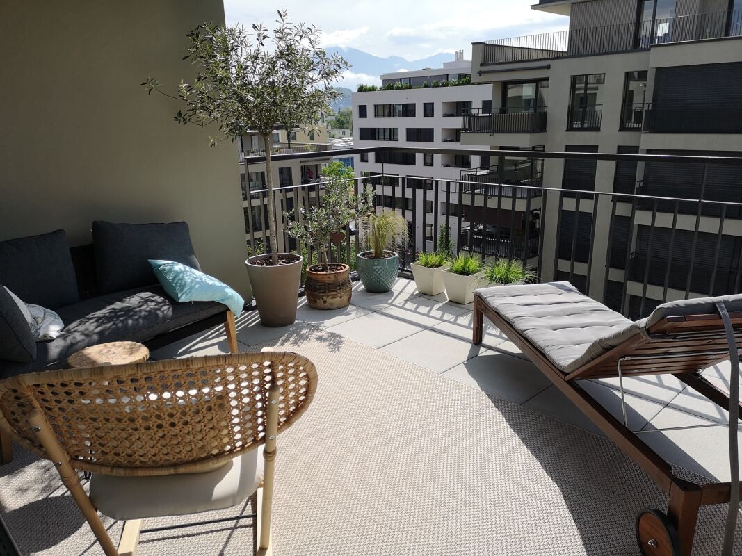 Balkon mit Sitzbereich und Pflanzen