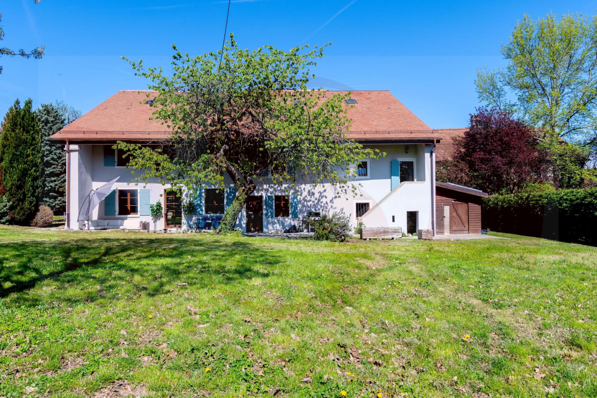 Haus mit großem Garten und rotem Ziegeldach