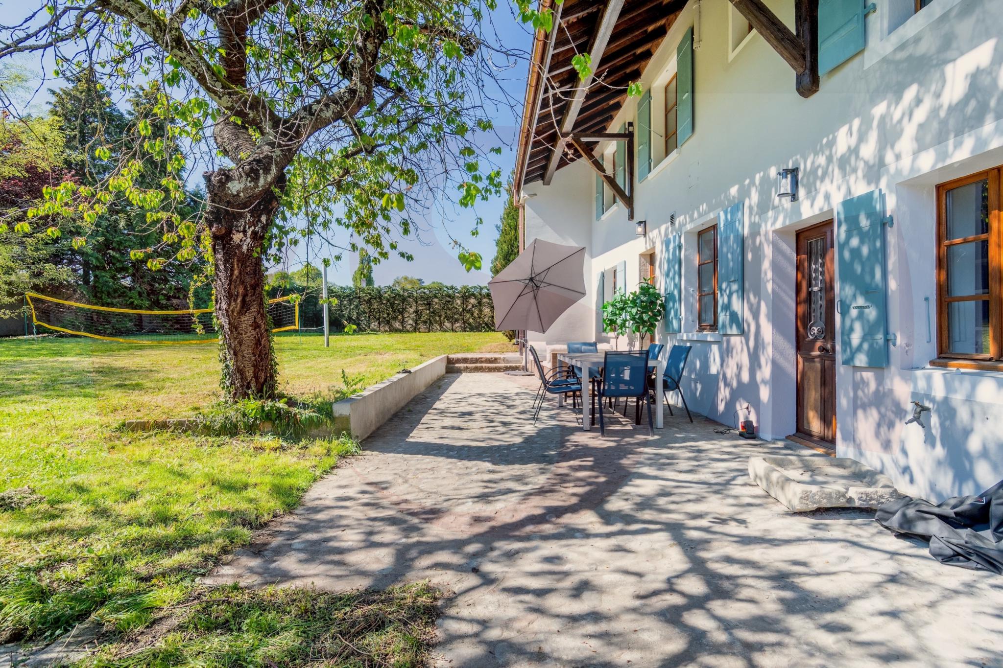 Außenansicht einer ländlichen Terrasse mit Garten