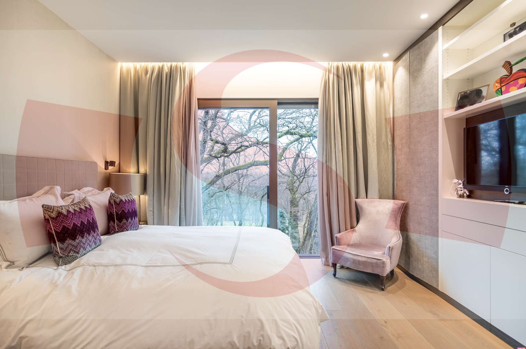Modernes Schlafzimmer mit Fensterfront und Einbauten