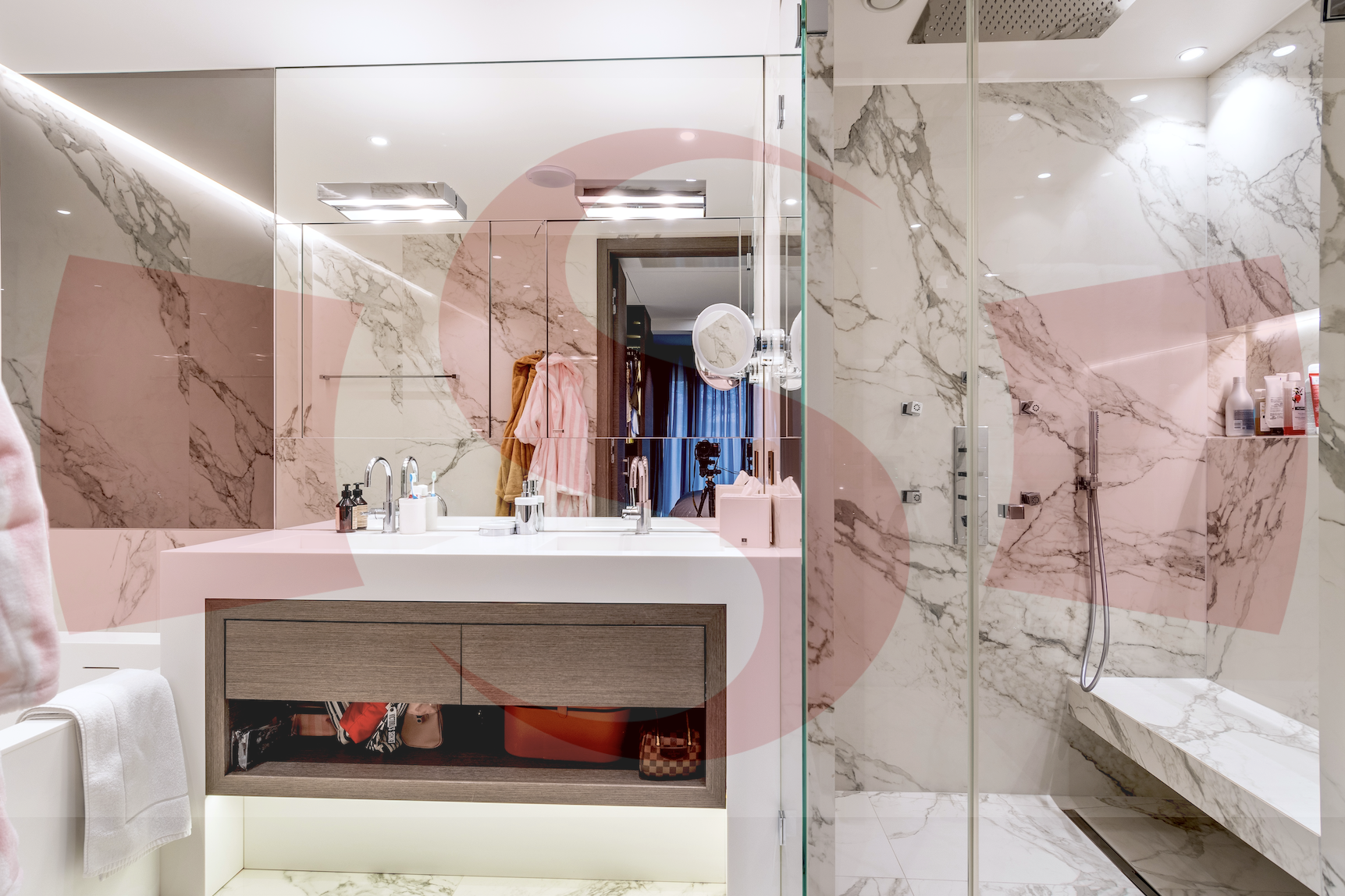 Luxuriöses Badezimmer mit Marmoroptik und Glasdusche