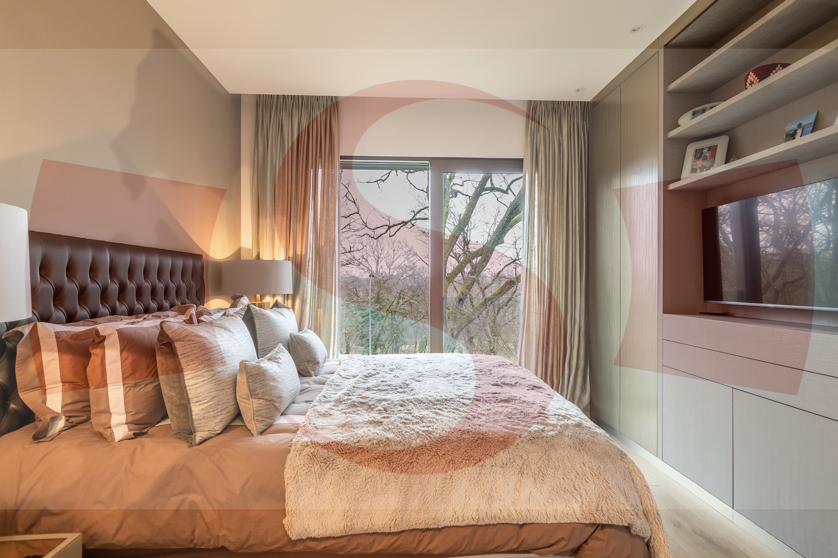 Modernes Schlafzimmer mit großem Fenster und Einbaumöbeln