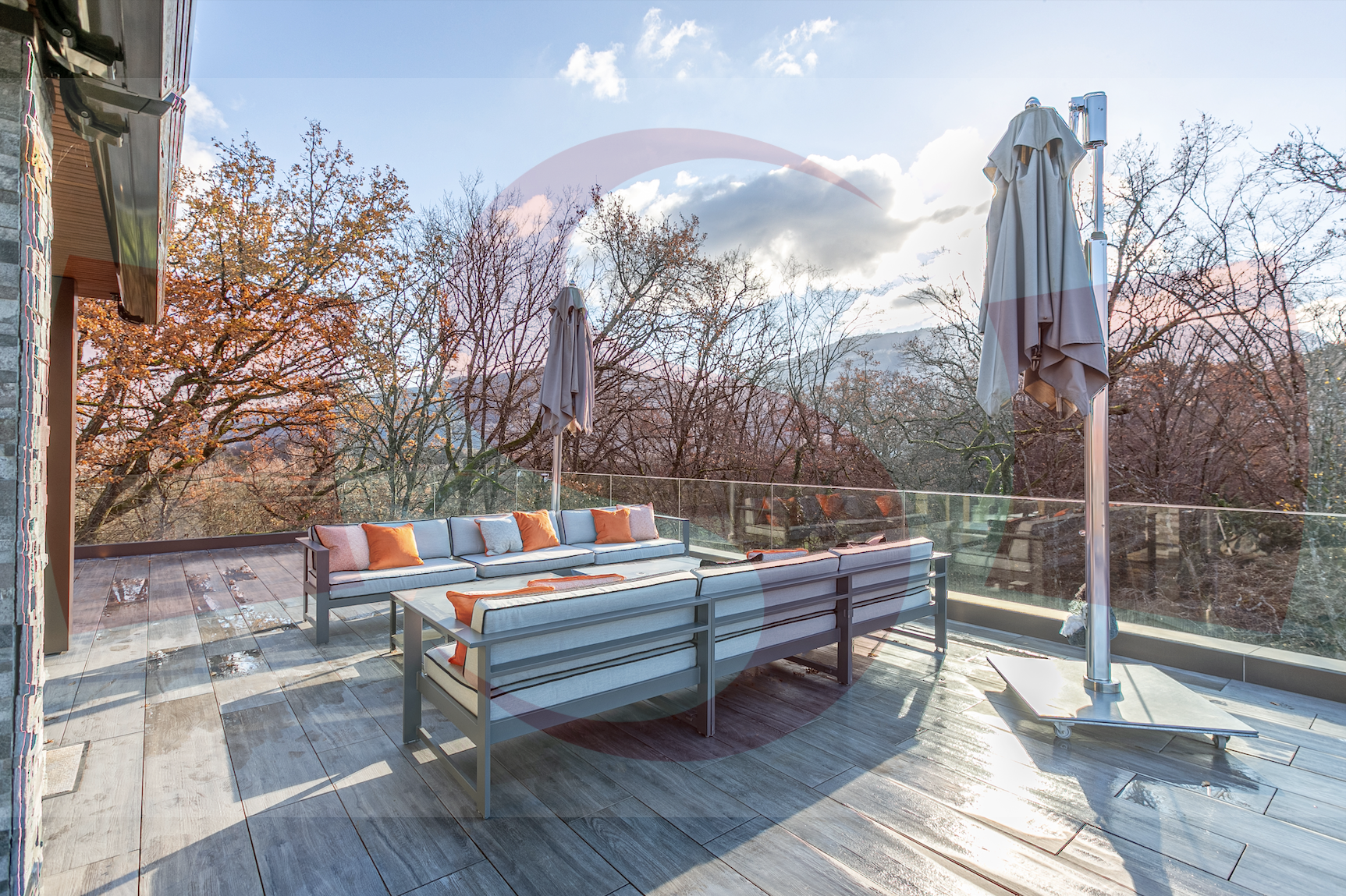 Terrasse mit Sitzgruppe und Bergblick