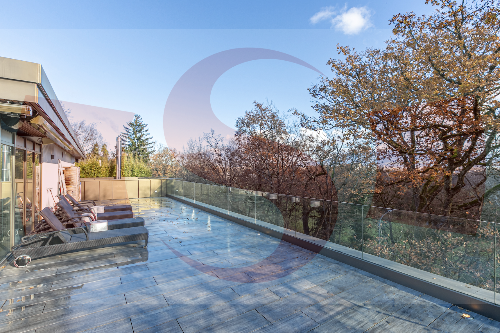 Große Dachterrasse mit Glasgeländer