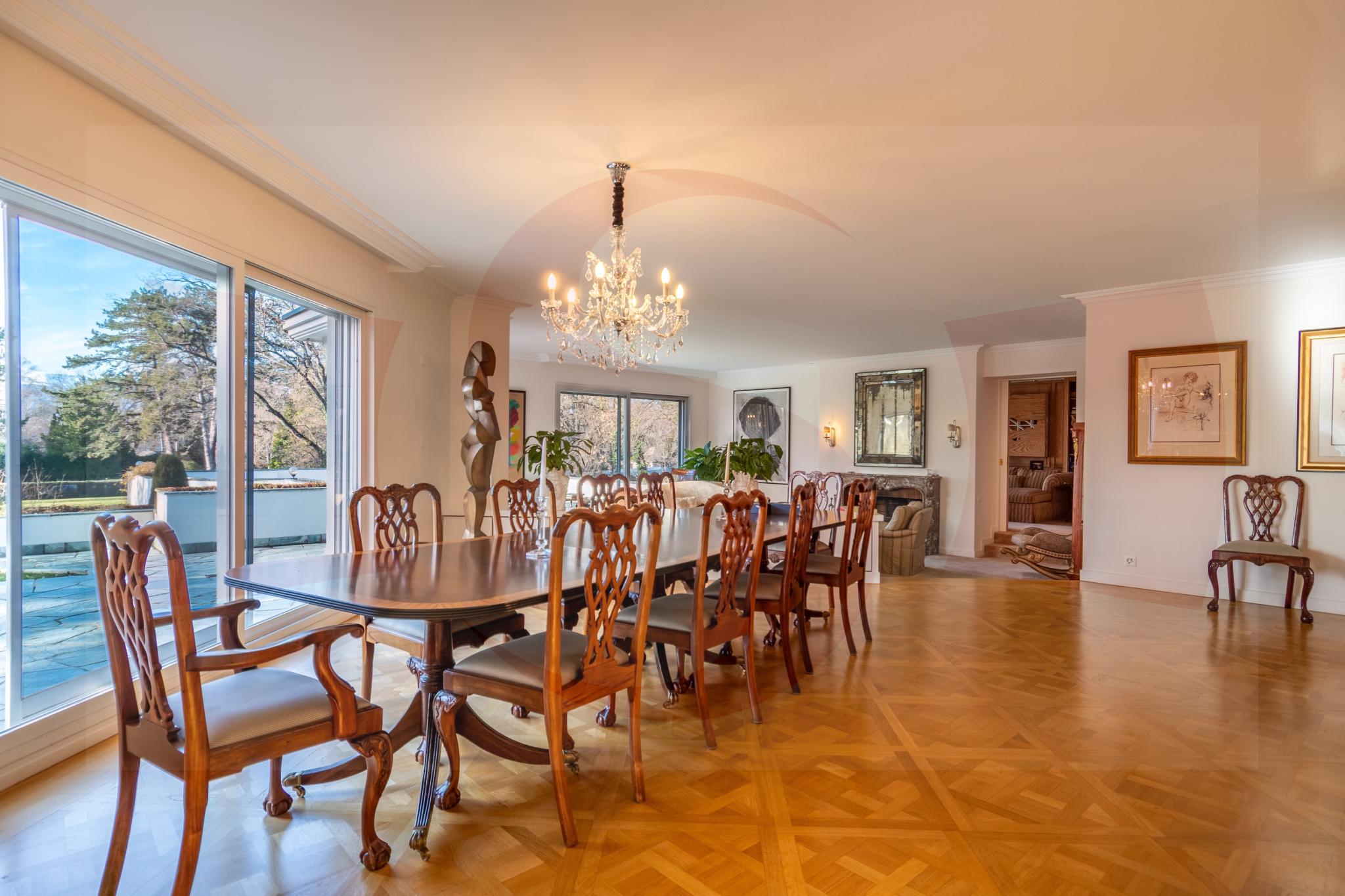Elegantes Esszimmer mit Kronleuchter