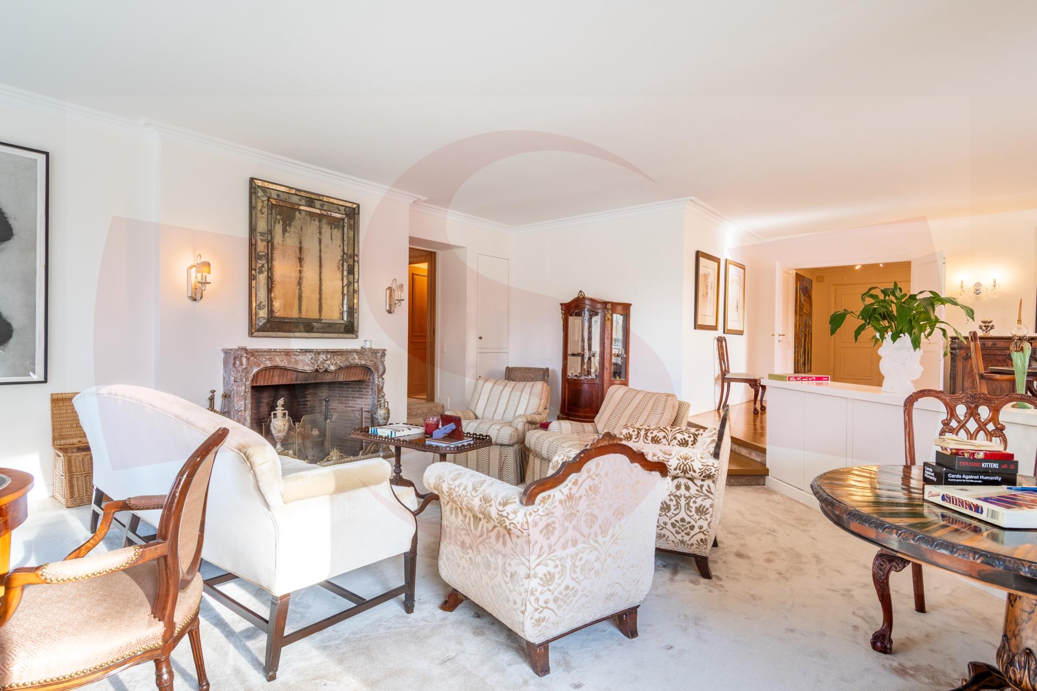 Elegantes Wohnzimmer mit Kamin und klassischer Möblierung