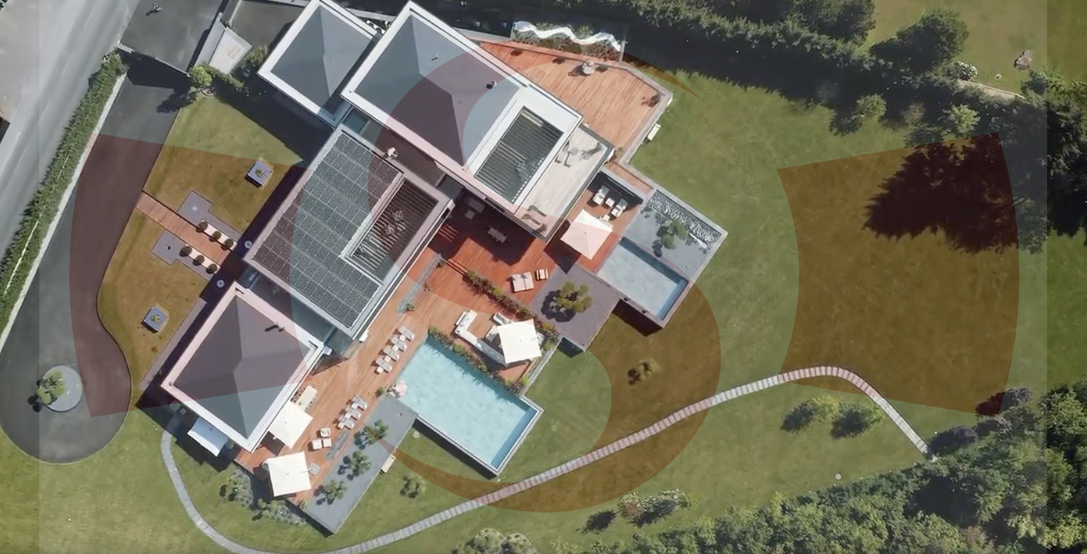 Luftaufnahme einer modernen Villa mit Pool und großer Gartenanlage