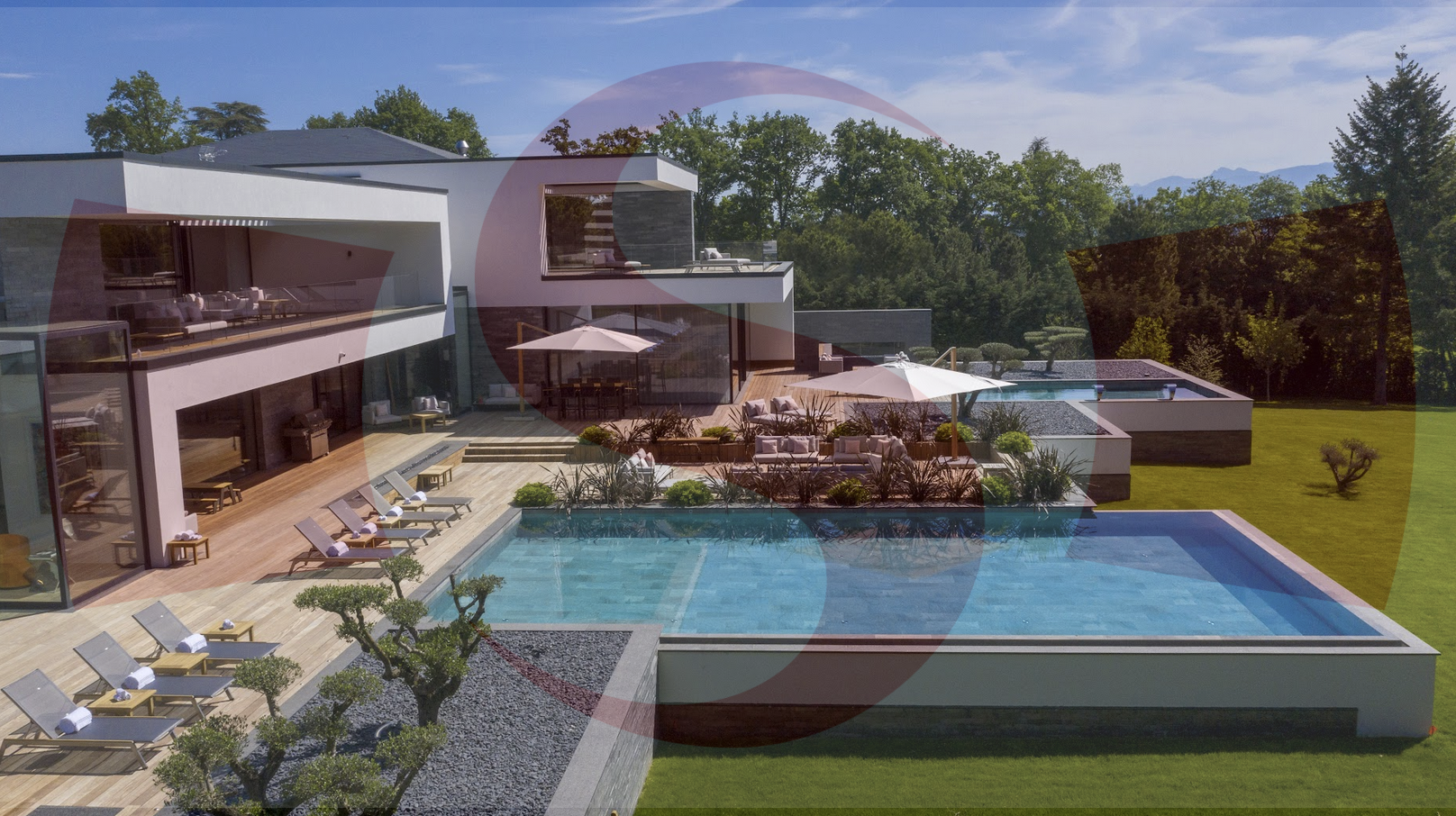 Luxusvilla mit Pool und großzügiger Terrasse