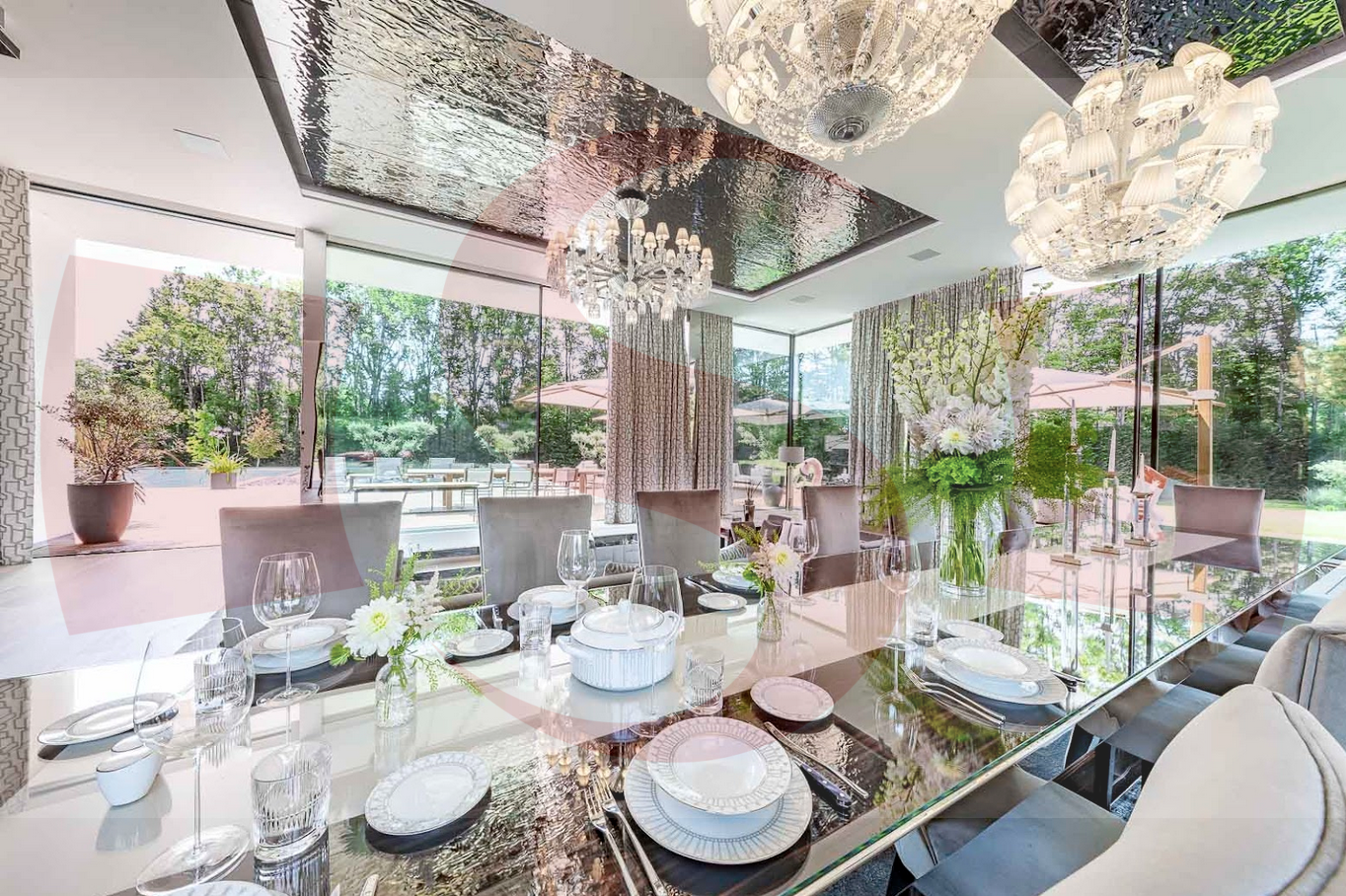 Luxuriöses Esszimmer mit Blick in den Garten