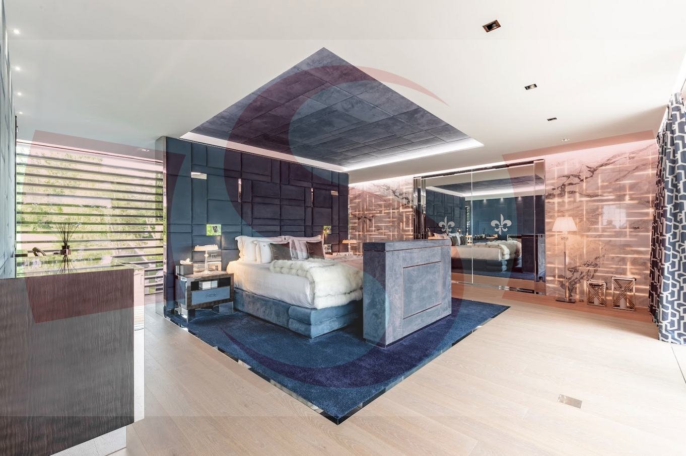 Luxuriöses Schlafzimmer mit zentralem Bett und Spiegelwand