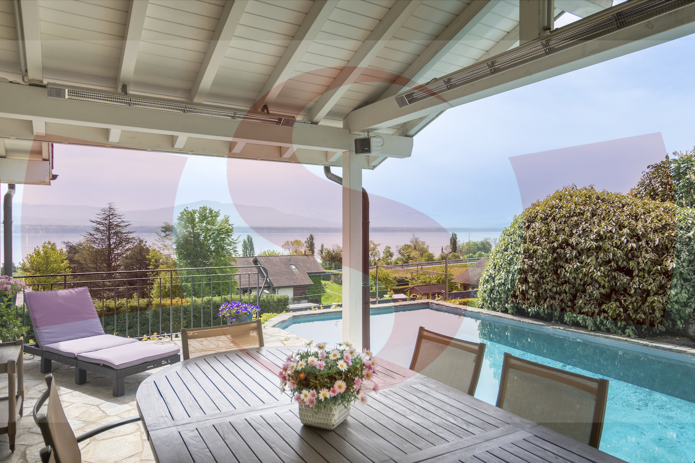 Terrasse mit Pool und Seeblick