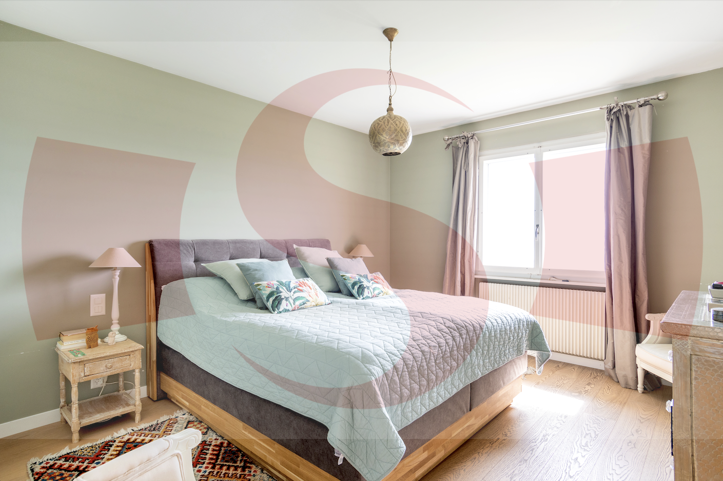 Schlafzimmer mit Doppelbett und Tageslicht
