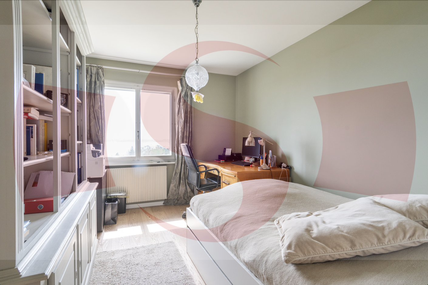 Helles Schlafzimmer mit Arbeitsbereich