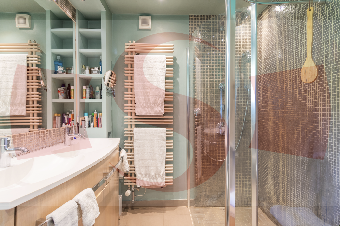 Modernes Badezimmer mit begehbarer Dusche und Doppelwaschtisch