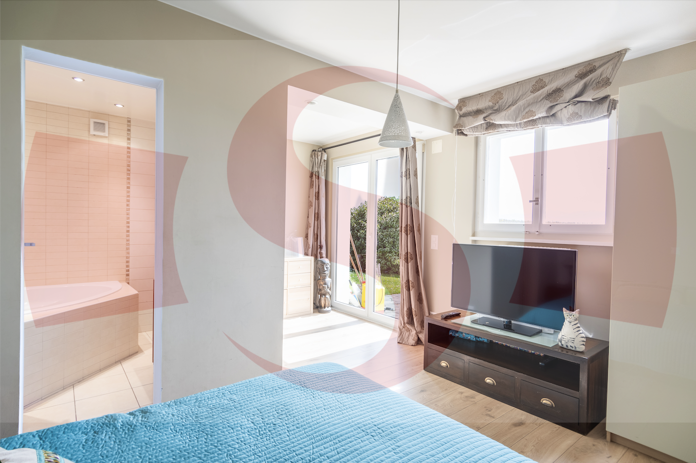 Helles Schlafzimmer mit angrenzendem Bad