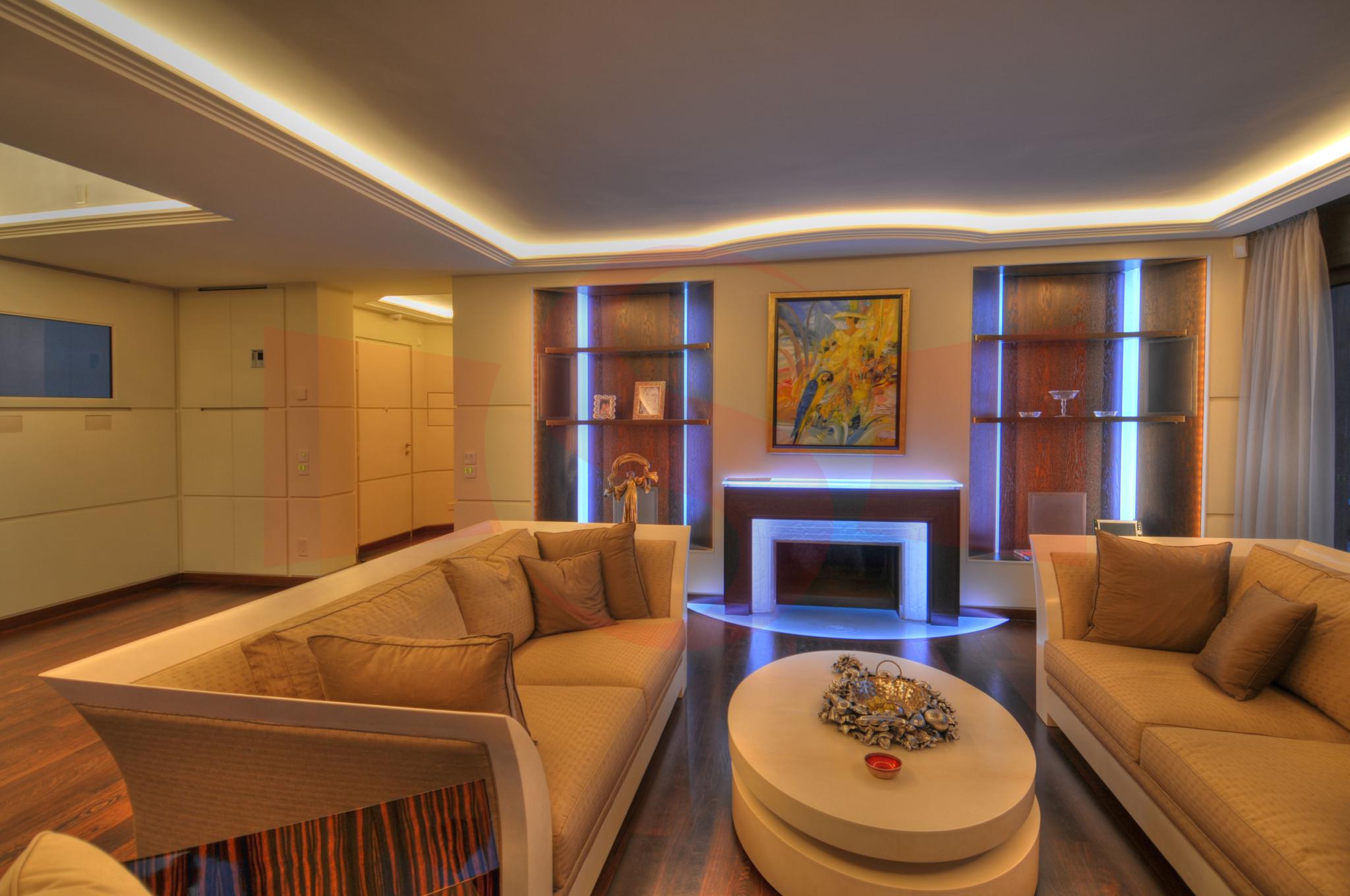 Elegantes Wohnzimmer mit Kamin und indirekter Beleuchtung