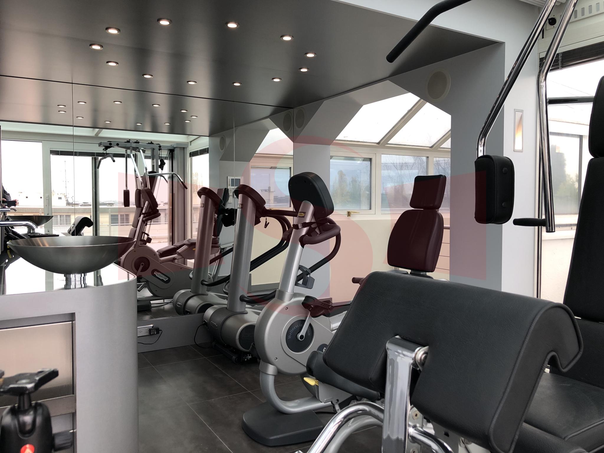 Privater Fitnessraum mit Trainingsgeräten