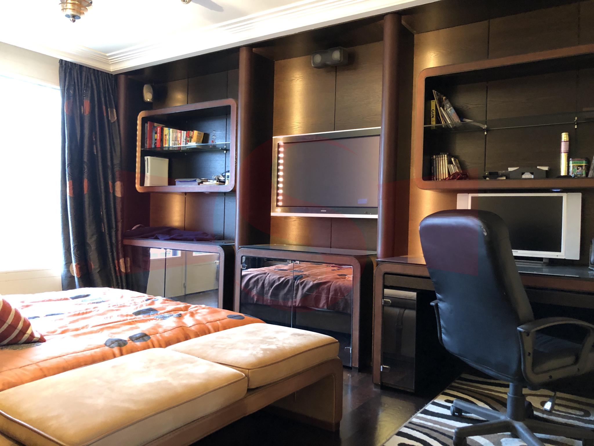 Modern eingerichtetes Schlafzimmer mit Arbeitsbereich