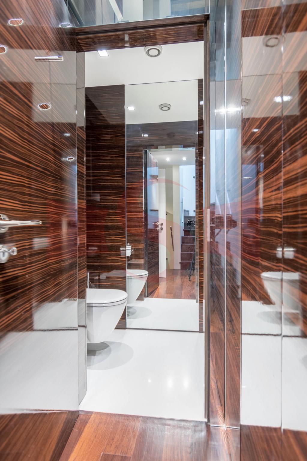 Luxuriöses Gäste-WC mit Hochglanz-Oberflächen