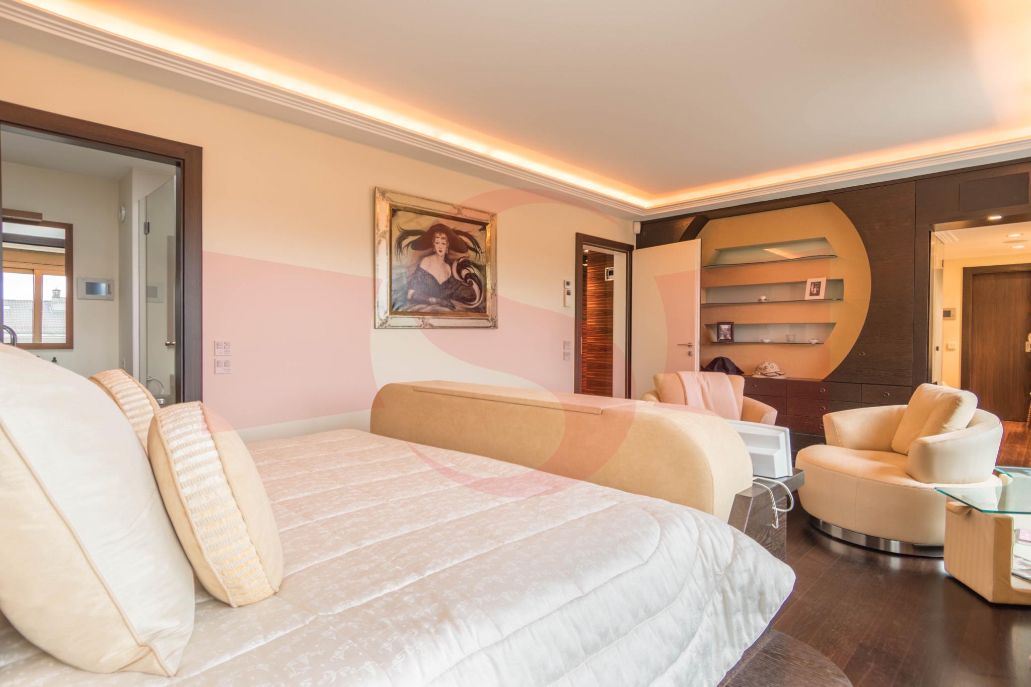 Helles Schlafzimmer mit moderner Einbaumöblierung