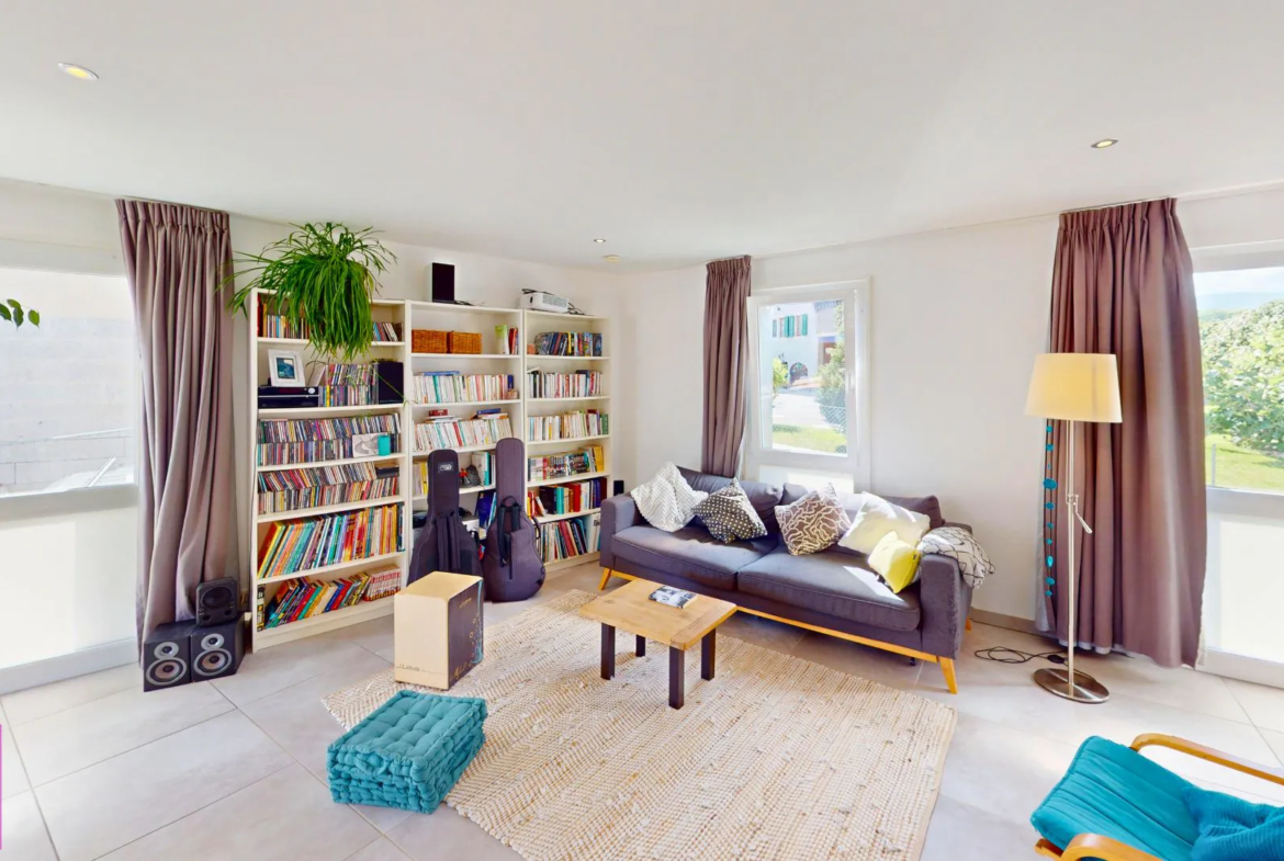 Helles Wohnzimmer mit Bücherregalen