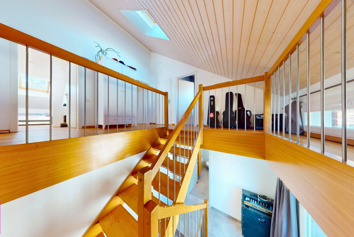 Galerie mit Holztreppe