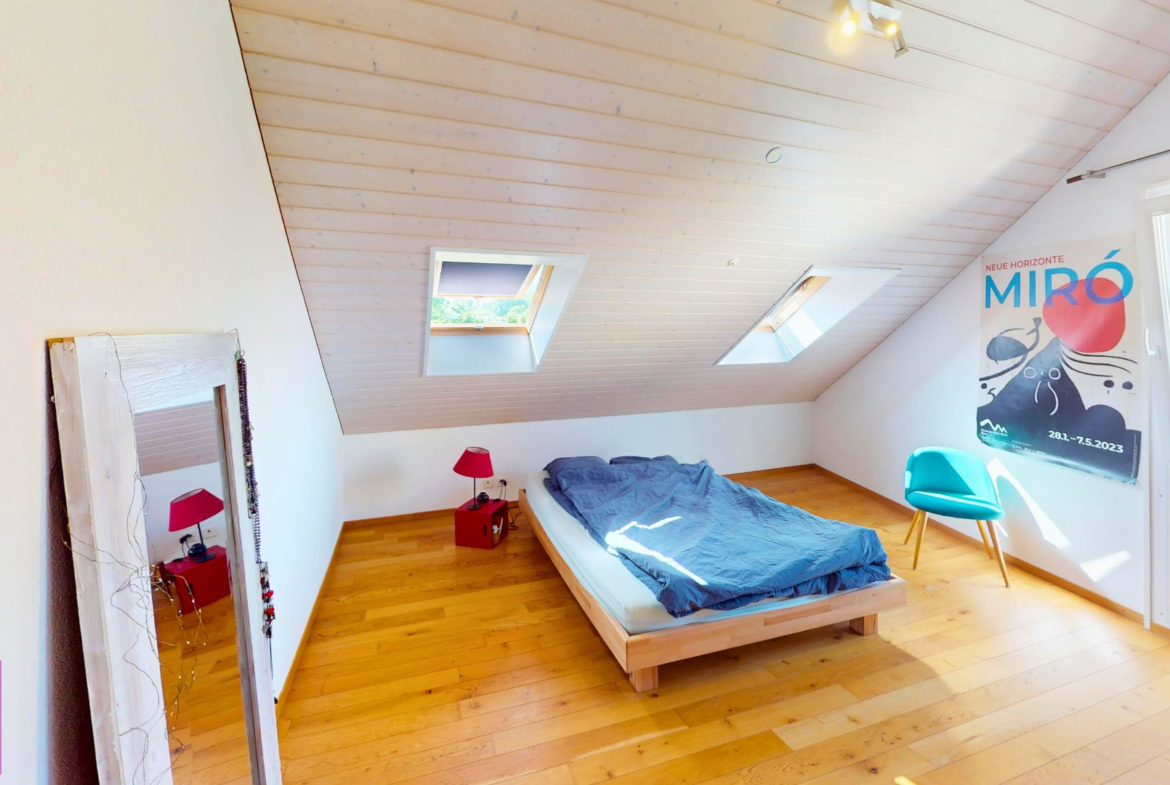 Helles Dachgeschoss-Schlafzimmer